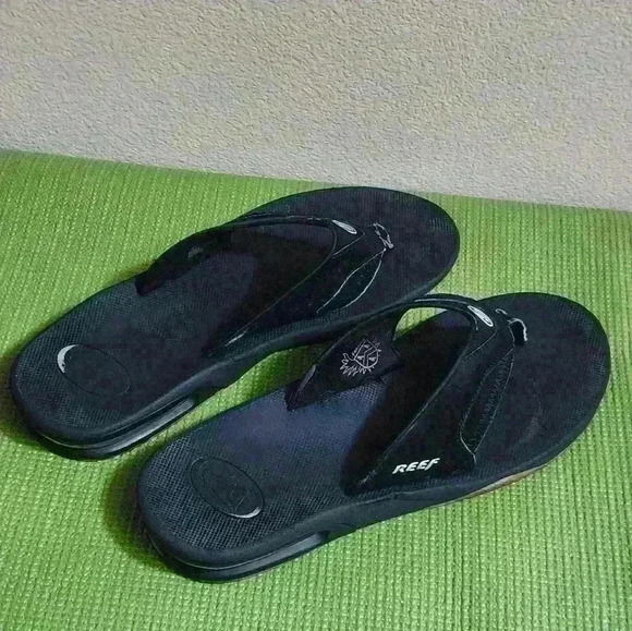 Men's  Reef black, bottle opener  flip flops, size 13 - Picture 2 of 10
